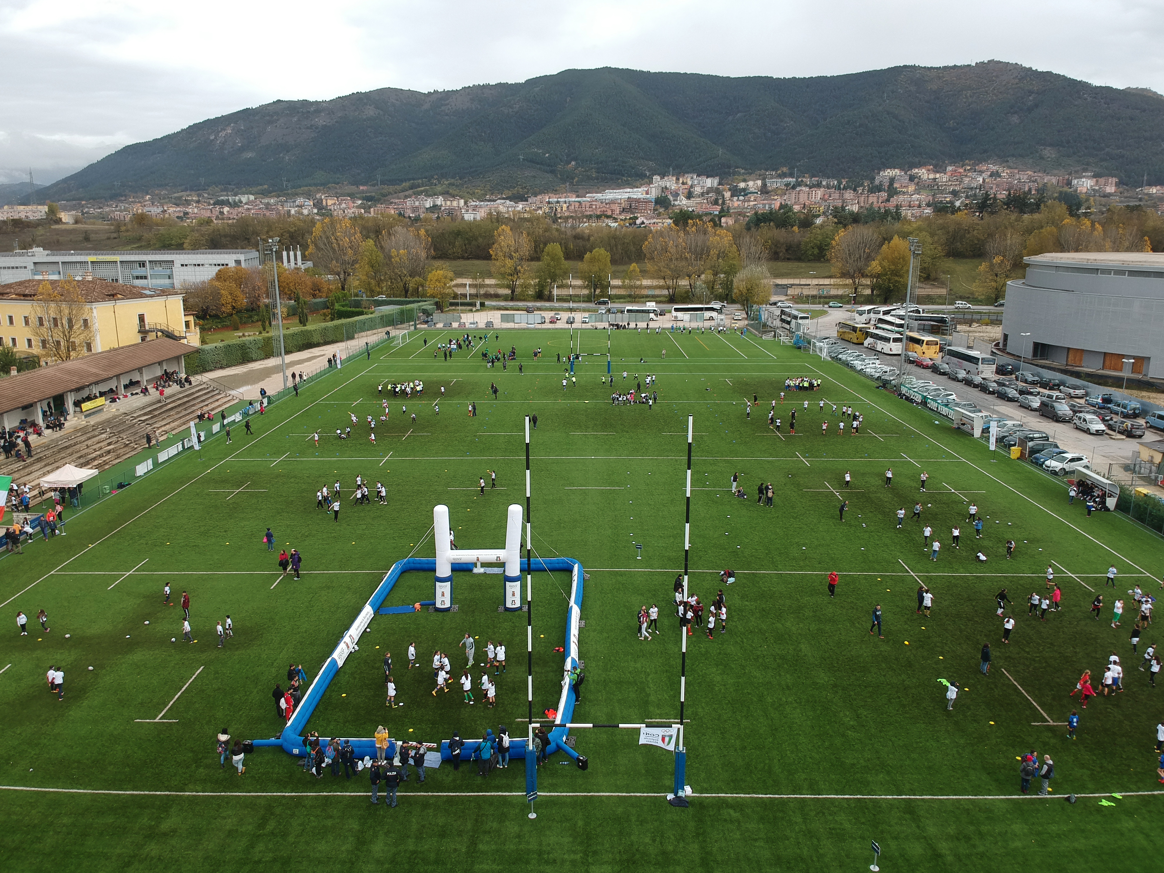 L’Aquila invasa gioiosamente da 1200 bambini per le Feste del Rugby