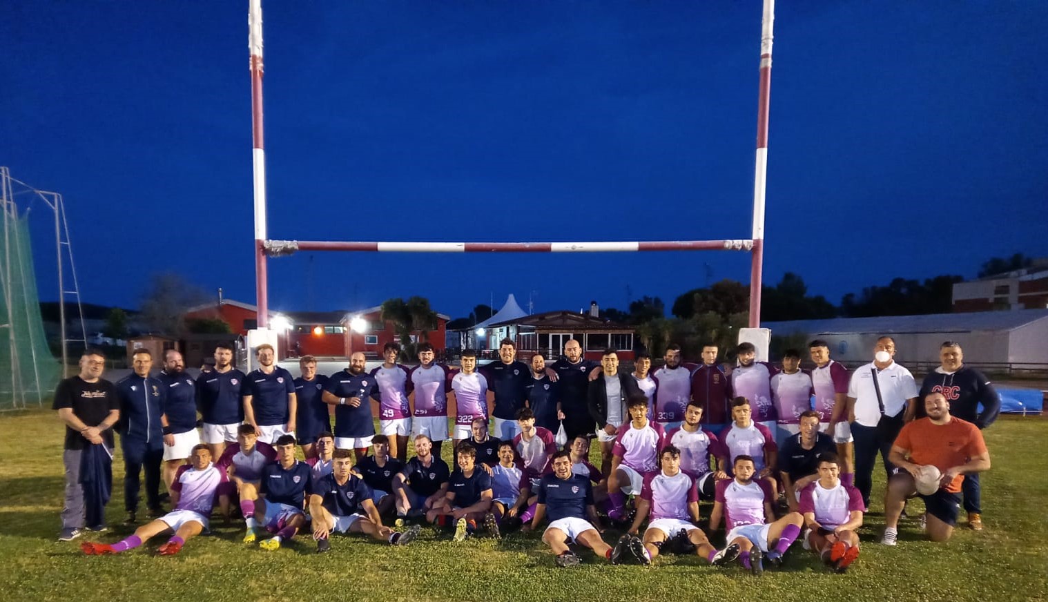 Civitavecchia: tanti giocatori un pallone dalla forma strana, ovale, una bella serata di Rugby ed un mix di giovani e veterani uniti da una passione unica “Giocare a Rugby”