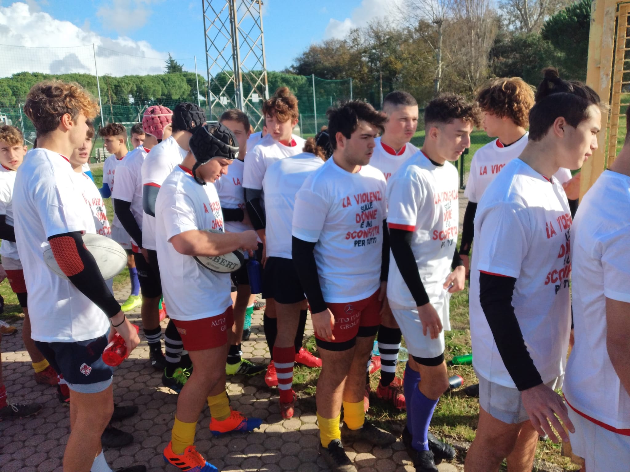 ‘La violenza sulle donne è una sconfitta per tutti’: i migliori rugbisti toscani under 17 hanno indossato, ieri, al ‘Priami’ di Stagno la maglia realizzata da Spi-Cgil