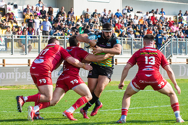 Il pilone dell’Argentina XV Juan Pitinari si lega alle Zebre