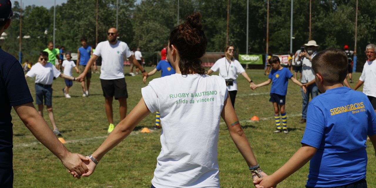 I ragazzi del Progetto Rugby-Autismo della Primavera Rugby a Genova per sostenere gli Azzurri