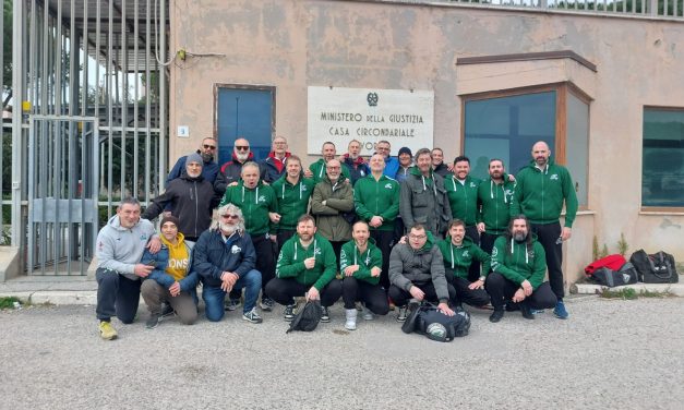 Rugby nel carcere di Livorno. Finita 1-1 (ogni meta 1 punto) la sfida del campionato Old tra Le Pecore Nere (squadra di detenuti) e i campioni d’Italia dei Sorci Verdi Prato