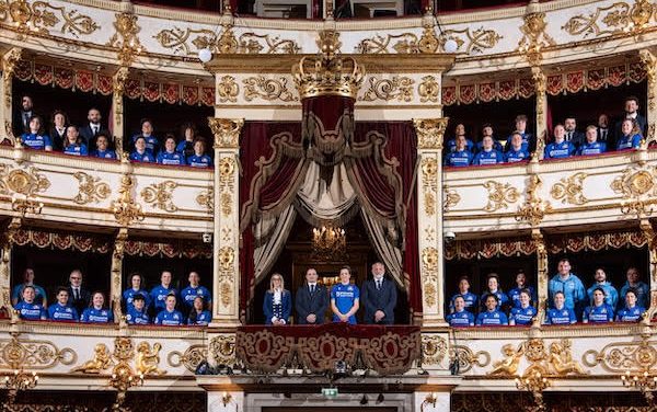 Guinness Sei Nazioni Femminile 2025: Le Azzurre posano al Teatro Regio di Parma per la foto ufficiale del Torneo
