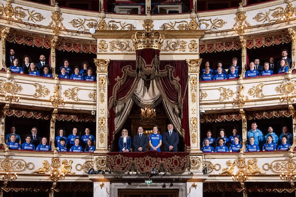 Guinness Sei Nazioni Femminile 2025: Le Azzurre posano al Teatro Regio di Parma per la foto ufficiale del Torneo